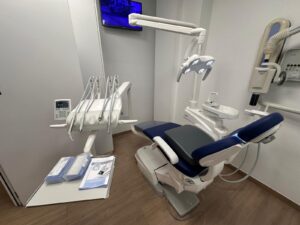 EQUIPO AMBIDIESTRO INSTALADO EN LA CLINICA DENTAL DR. RAFAEL MORENO CALATAYUD (SILLA)